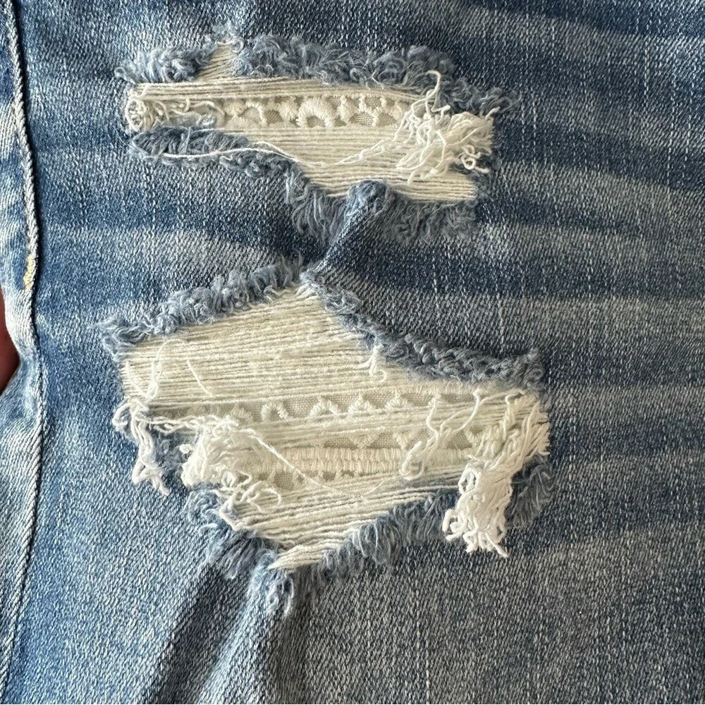 American Eagle Distressed Cutoff Jean Shorts w/Lace Appliqué - Size 8